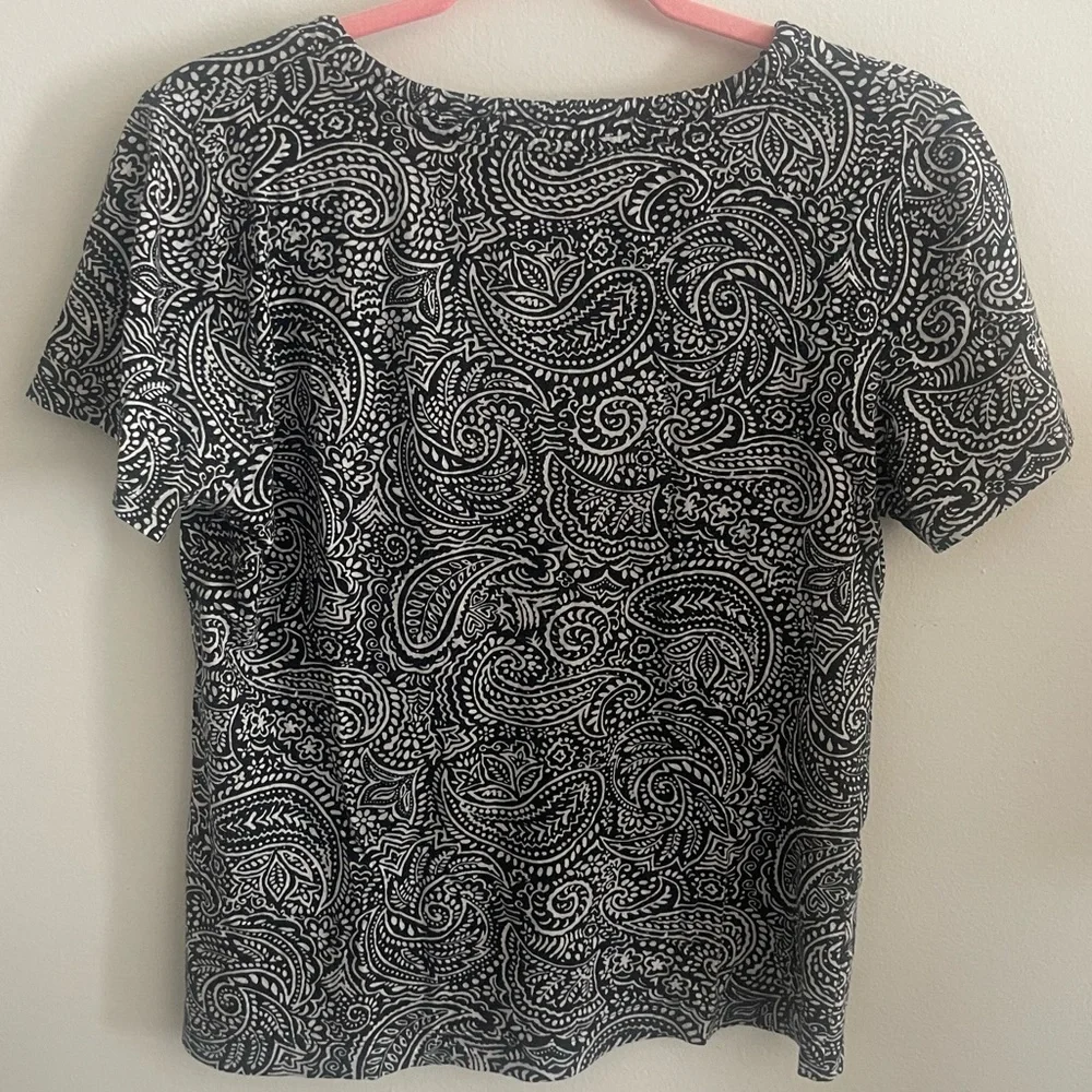Liz Claiborne NY size M paisley t-shirt - Picture 2 of 3